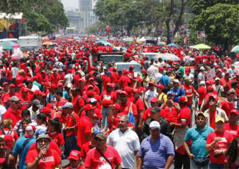 Miles forman una "Marea Roja" en apoyo a Maduro (VIDEO)