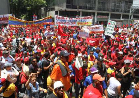 Miles forman una "Marea Roja" en apoyo a Maduro (VIDEO)