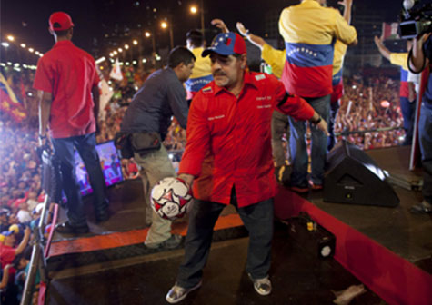 Maradona participa en cierre de campaña de Maduro (VIDEO)