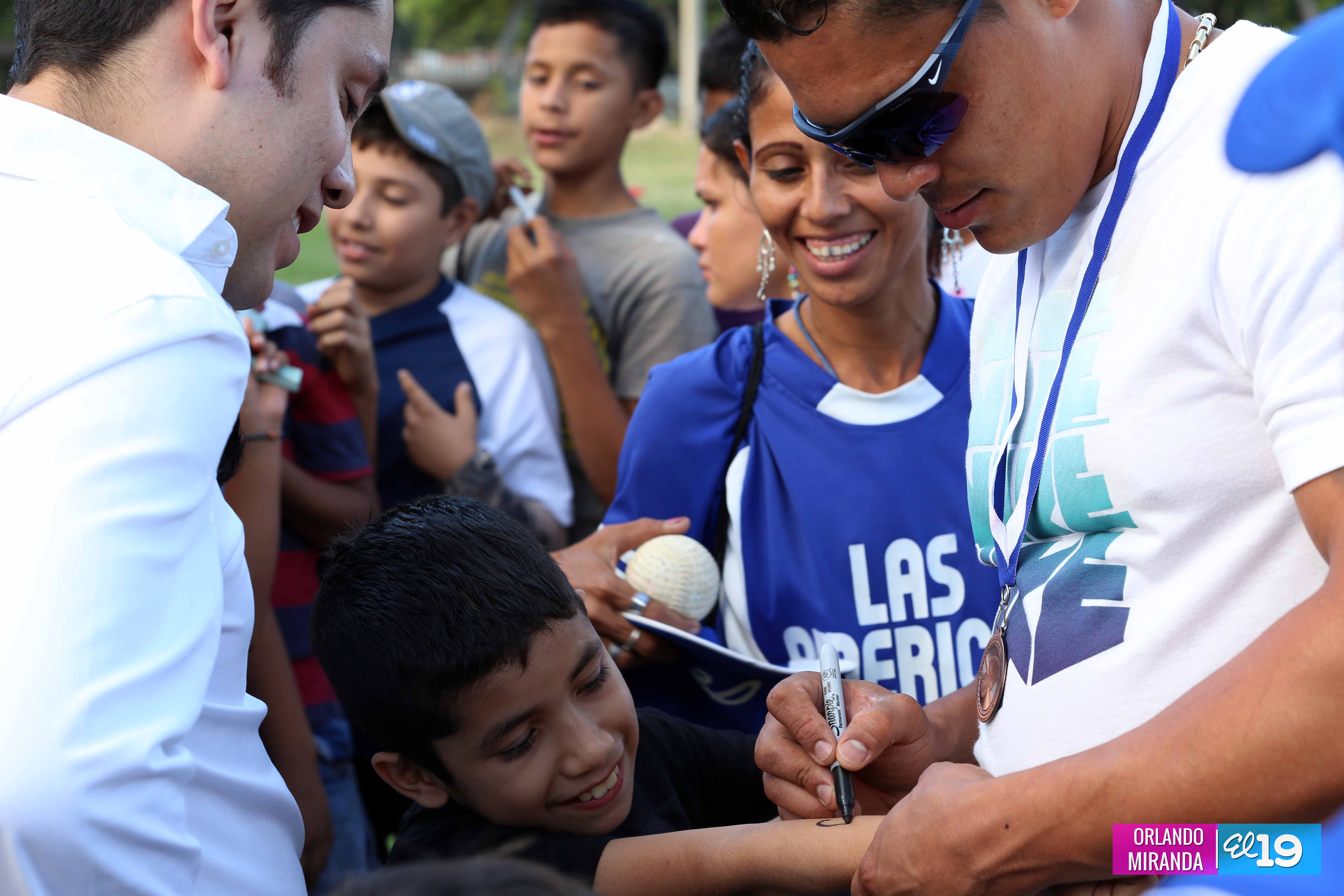 Everth Cabrera comparte experiencia con peloteritos nicaragüenses 