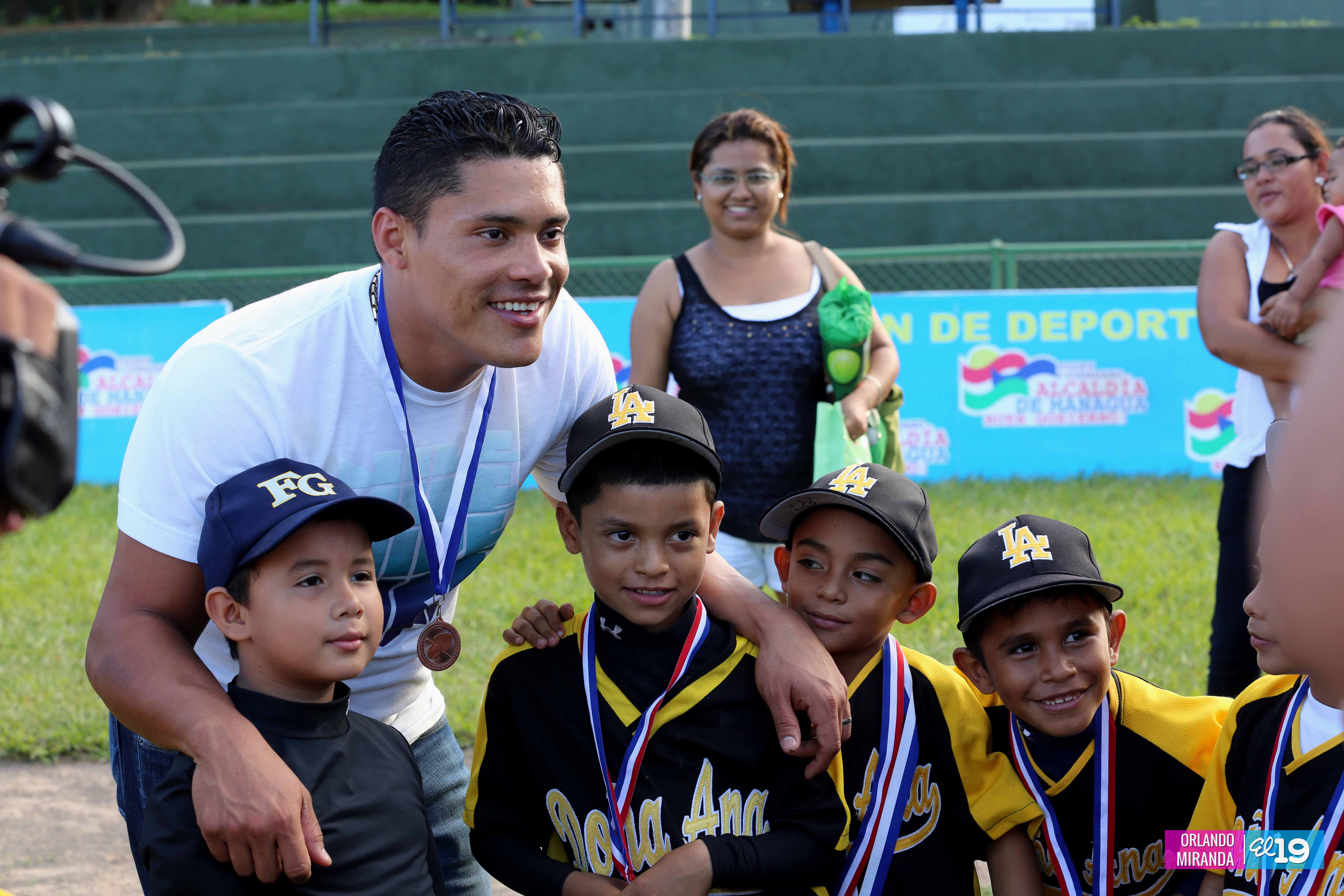 Everth Cabrera comparte experiencia con peloteritos nicaragüenses 