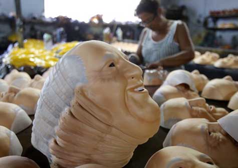 Máscara del Papa causa furor