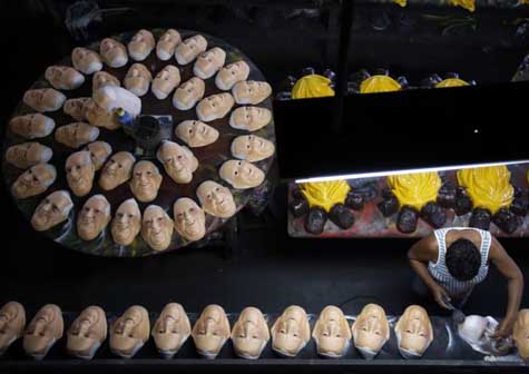 Máscara del Papa causa furor