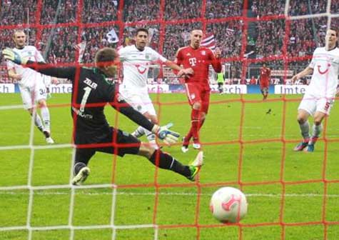 Bayern golea y Dortmund gana