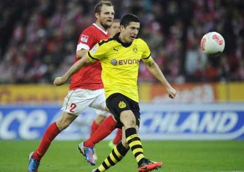Bayern golea y Dortmund gana