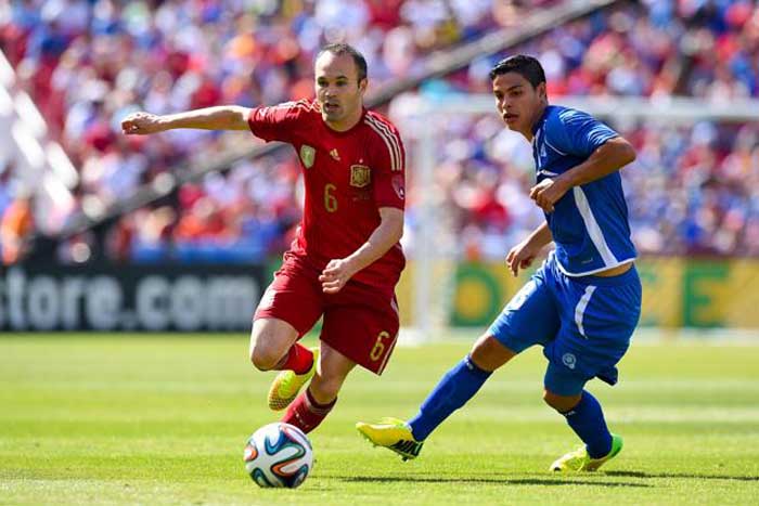 España cierra con triunfo ante El Salvador 2-0