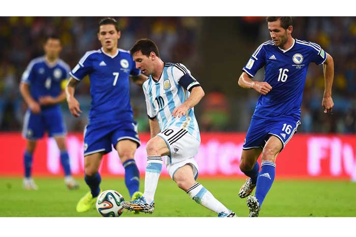 Argentina logra su victoria con autogol de Bosnia y gol de Messi