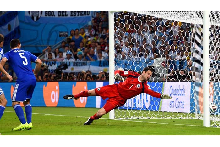 Argentina logra su victoria con autogol de Bosnia y gol de Messi