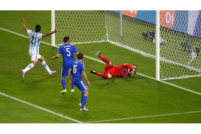 Argentina logra su victoria con autogol de Bosnia y gol de Messi
