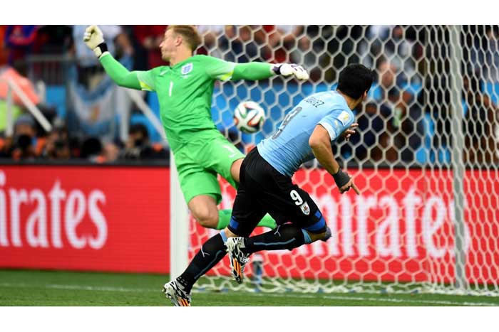Uruguay se salva y elimina a Inglaterra del Mundial