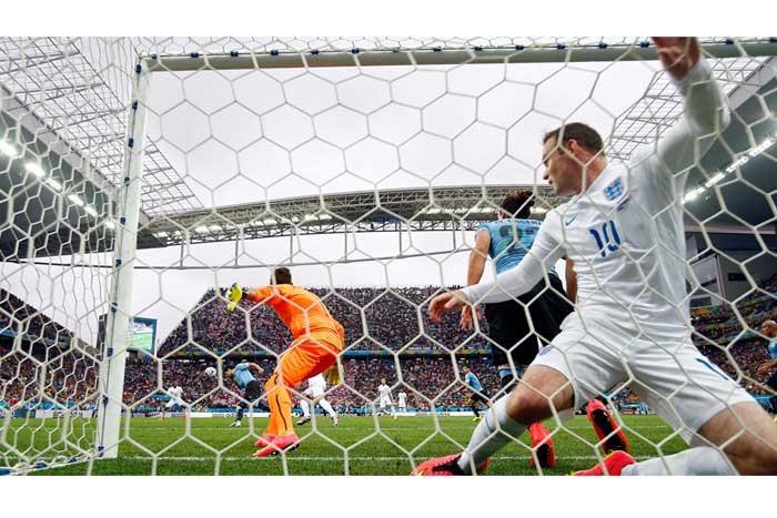 Uruguay se salva y elimina a Inglaterra del Mundial