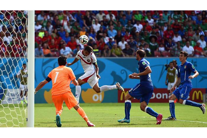 Costa Rica clasifica a octavos de final tras derrotar 1-0 a Italia