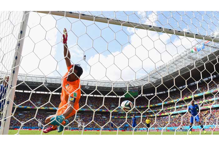 Costa Rica clasifica a octavos de final tras derrotar 1-0 a Italia