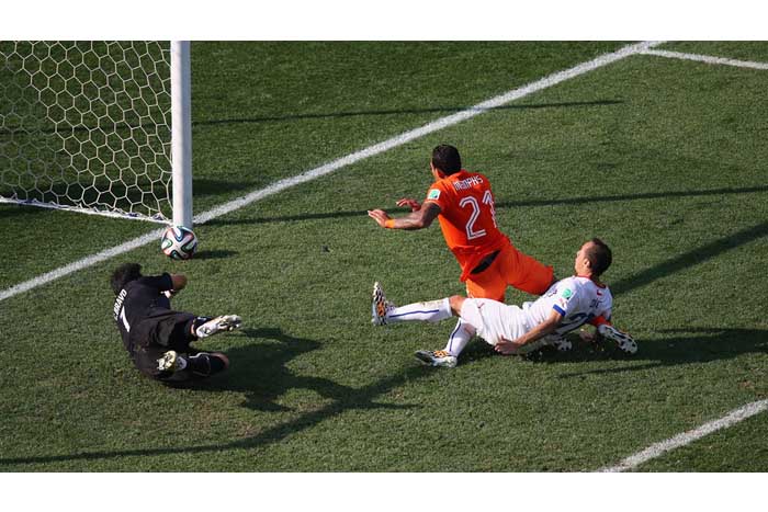 Holanda vence a Chile 2-1