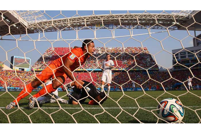 Holanda vence a Chile 2-1