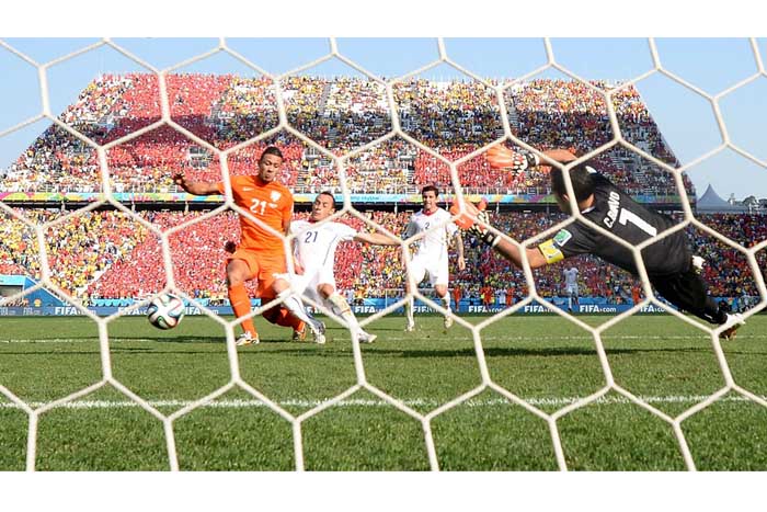 Holanda vence a Chile 2-1