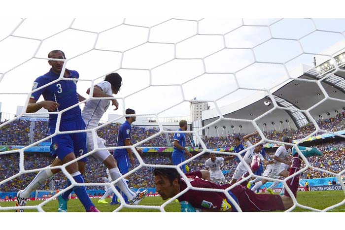 Uruguay clasifica a octavos de final y manda a casa a Italia