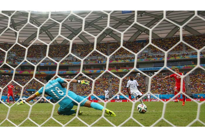 Suiza asegura su pase octavos con triplete de Shaqiri