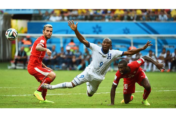 Suiza asegura su pase octavos con triplete de Shaqiri