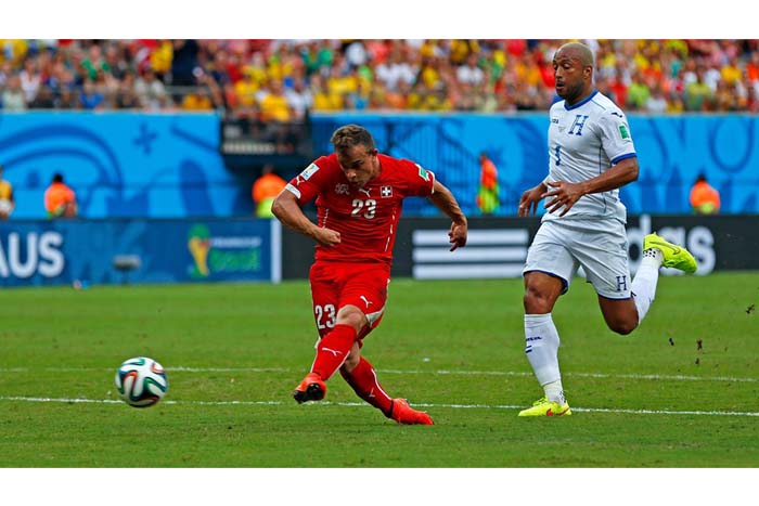 Suiza asegura su pase octavos con triplete de Shaqiri