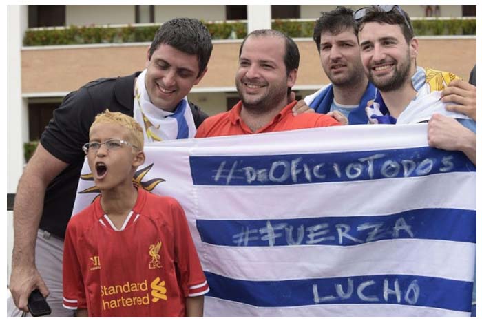 Cientos reciben a Suárez en Uruguay