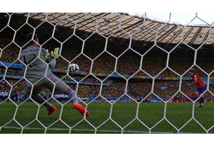 Brasil se impone a Chile y asegura su pase a cuartos de final