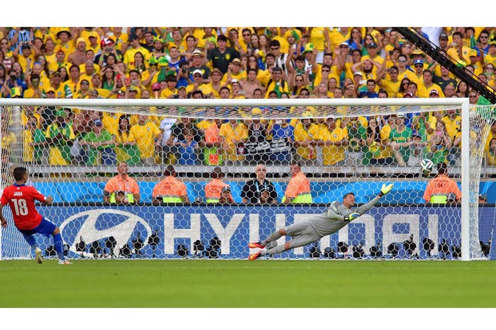 Brasil se impone a Chile y asegura su pase a cuartos de final