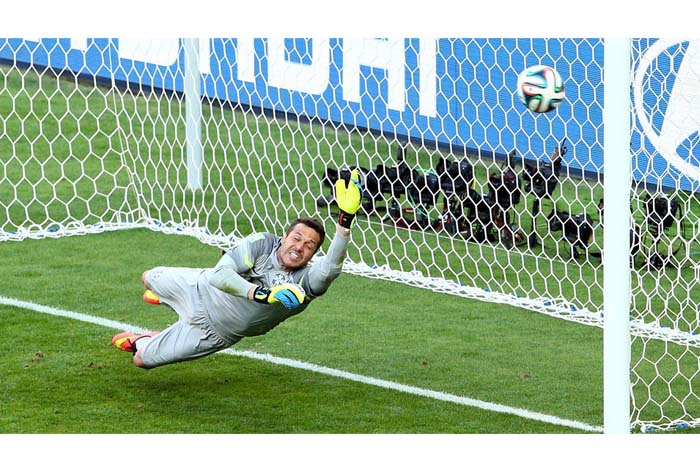 Brasil se impone a Chile y asegura su pase a cuartos de final