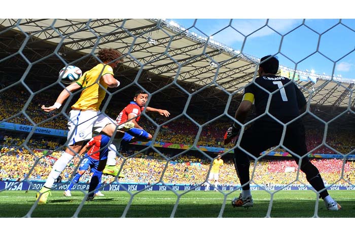 Brasil se impone a Chile y asegura su pase a cuartos de final