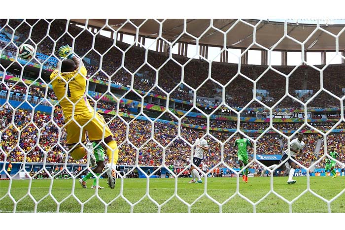 Francia elimina a Nigeria con gol de Pogba y autogol de Yobo