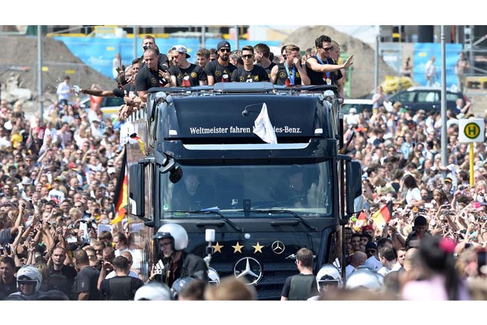 Selección alemana recibe bienvenida de héroes