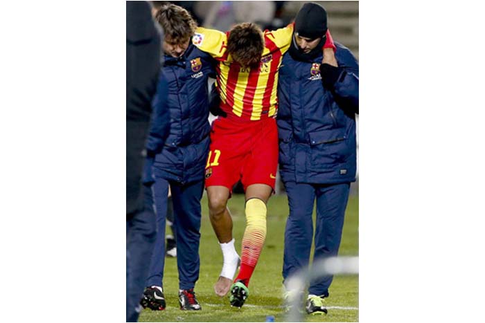 Neymar sufre un esguince de tobillo y es duda para el inicio liguero