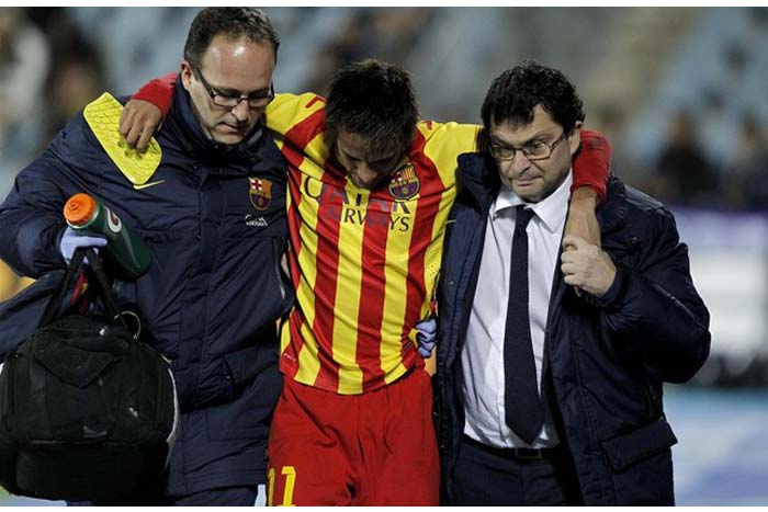 Neymar sufre un esguince de tobillo y es duda para el inicio liguero