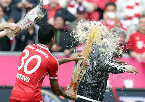 Bayern golea y festeja título de Bundesliga; Dortmund empata
