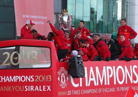 Barça y United disfrutan sus desfiles como campeones (fotos)