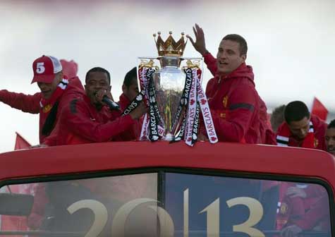 Barça y United disfrutan sus desfiles como campeones (fotos)
