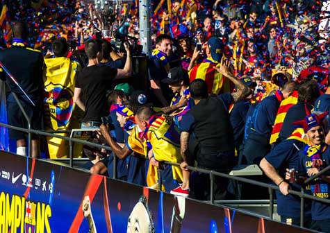 Barça y United disfrutan sus desfiles como campeones (fotos)