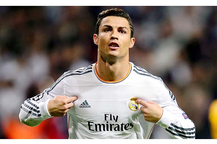 Cristiano Ronaldo critica la fecha del Clásico, Iniesta le responde