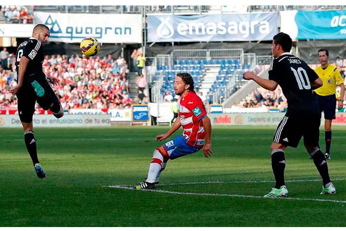 El Madrid golea y se pone líder con dos de James