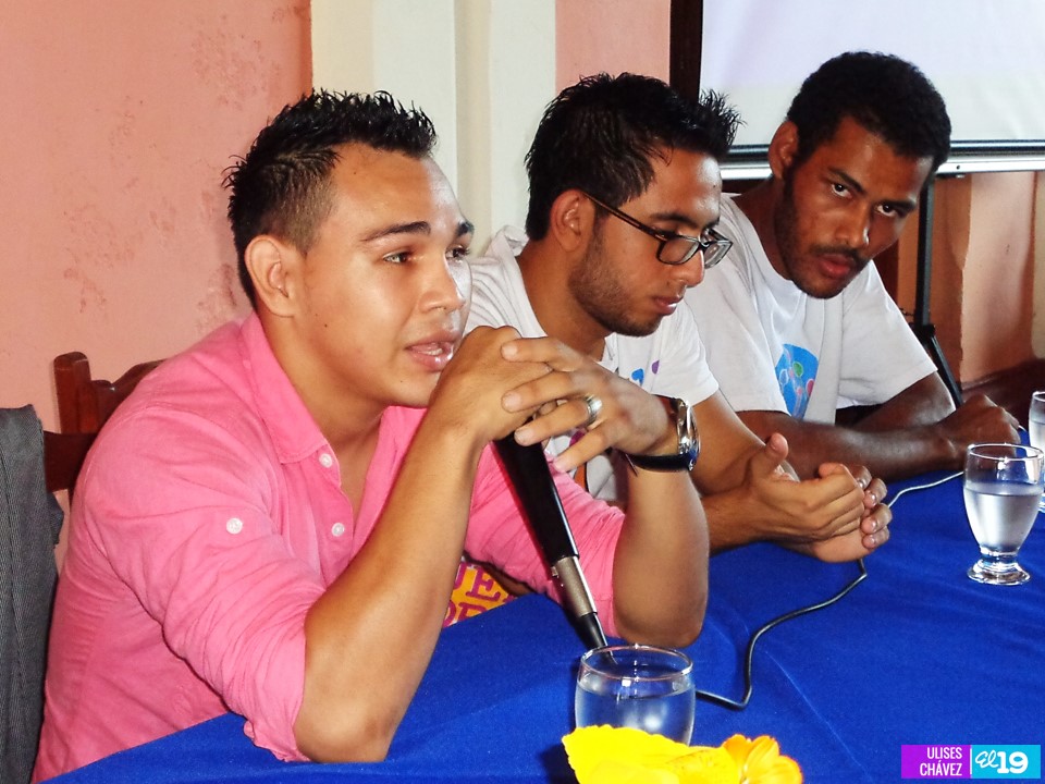 Campeones mundiales de boxeo comparten conversatorio con juventud granadina