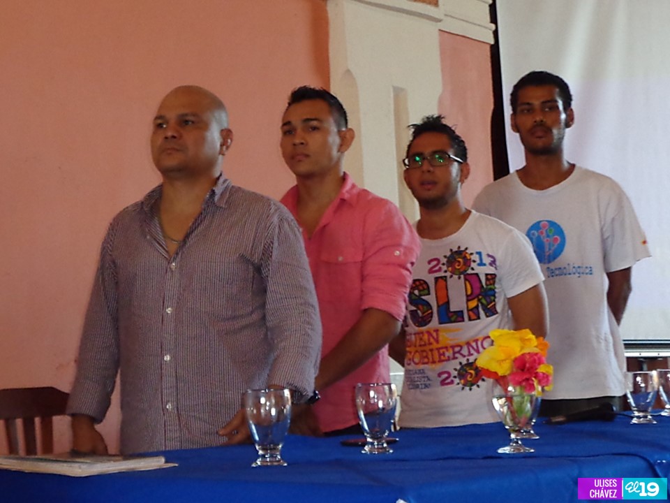 Campeones mundiales de boxeo comparten conversatorio con juventud granadina