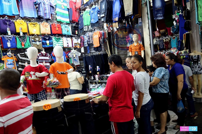 Miles de compradores abarrotan Mercado Oriental