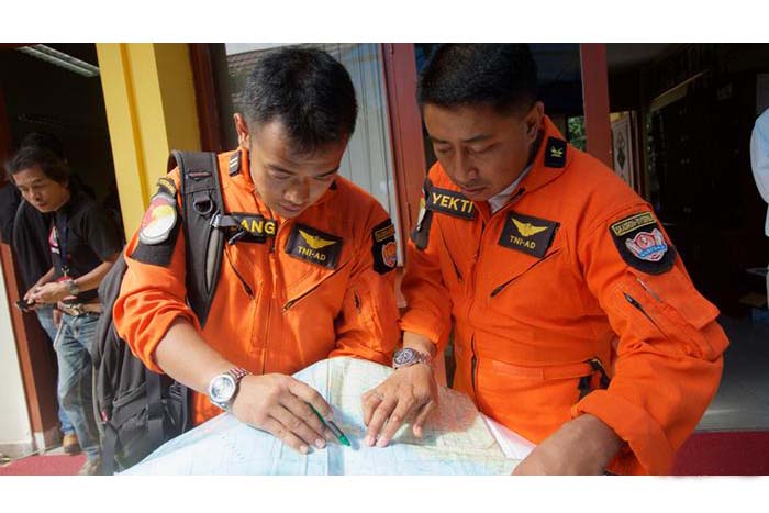 Siete cuerpos han sido rescatados entre restos del vuelo de AirAsia