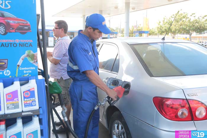 Reducción en precios de gasolina un alivio para conductores 