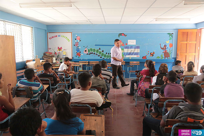 Estudiantes y maestros comprometidos con el programa de Secundaria Rural a Distancia