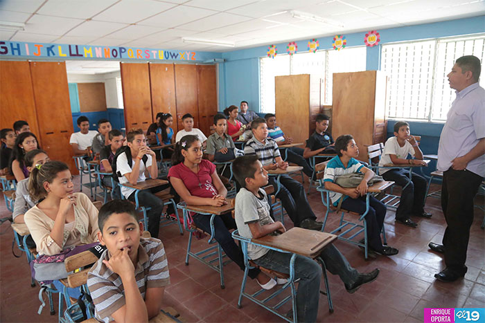 Estudiantes y maestros comprometidos con el programa de Secundaria Rural a Distancia