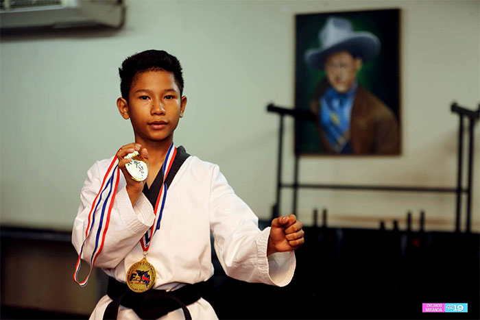 Con apoyo de Daniel y Rosario, niño participará en torneo Tae Kwon Do en Canadá