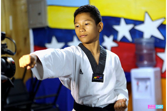 Con apoyo de Daniel y Rosario, niño participará en torneo Tae Kwon Do en Canadá