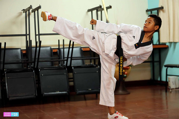 Con apoyo de Daniel y Rosario, niño participará en torneo Tae Kwon Do en Canadá