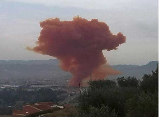 España: Explosión en una empresa química causa una nube tóxica y heridos